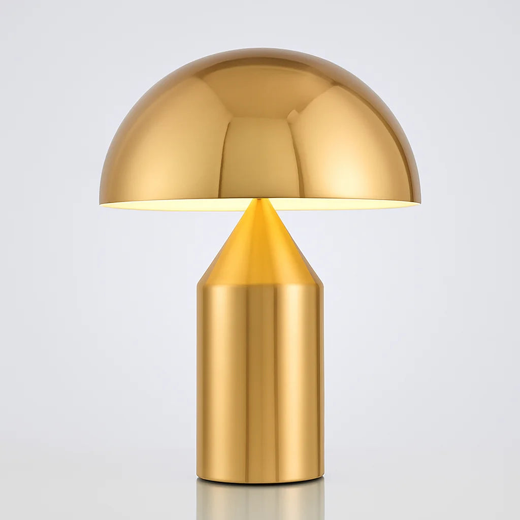 Lampe champignon dorée MORELLO photographiée en studio sur fond clair, avec sa finition en laiton poli et son design sculptural en forme de dôme et de cylindre, mettant en valeur ses lignes épurées et son éclat métallique.