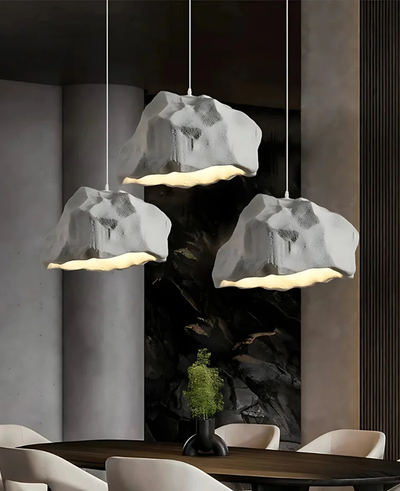 trois luminaires suspendus aux formes rocheuses texturées