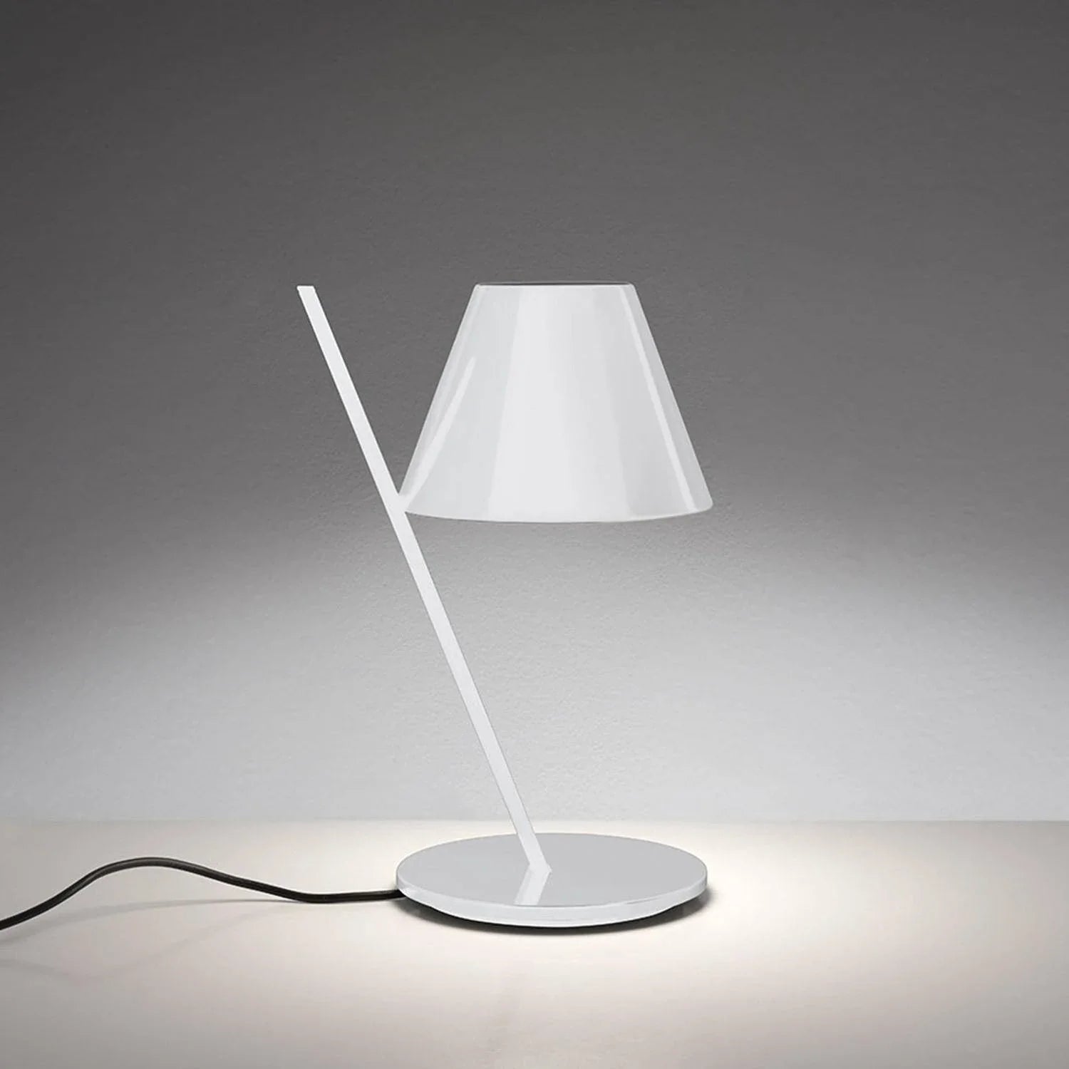 Lampe de bureau moderne argentée de la marque Artemide
