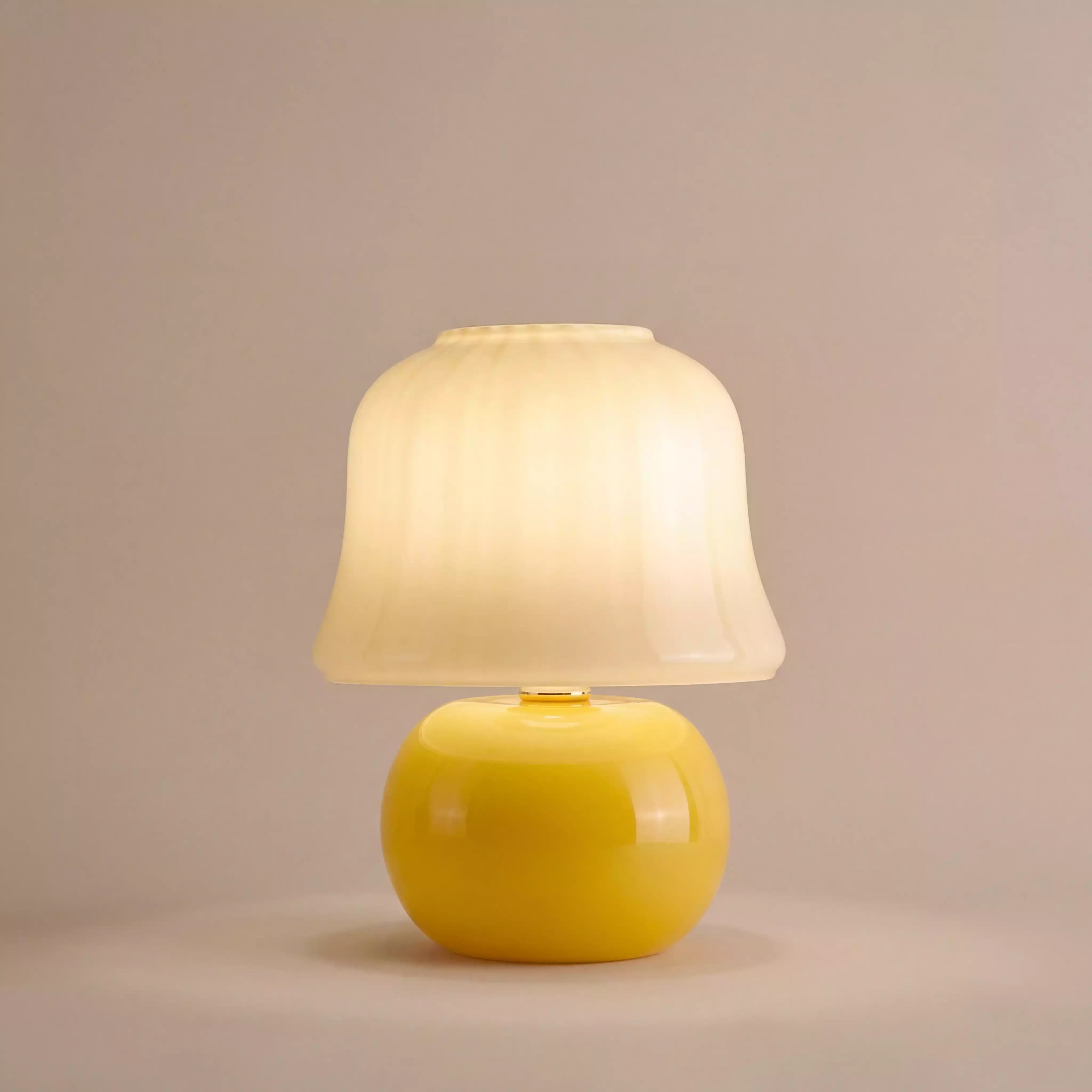 Lampe_champignon_en_verre_jaune-min.webp