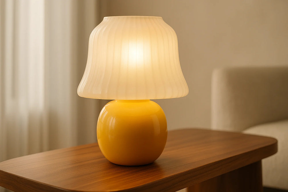 Lampe champignon orange SOF posée sur une table en bois, avec base en verre orangé et abat-jour opalin diffusant une lumière chaude dans un intérieur au style doux et épuré.