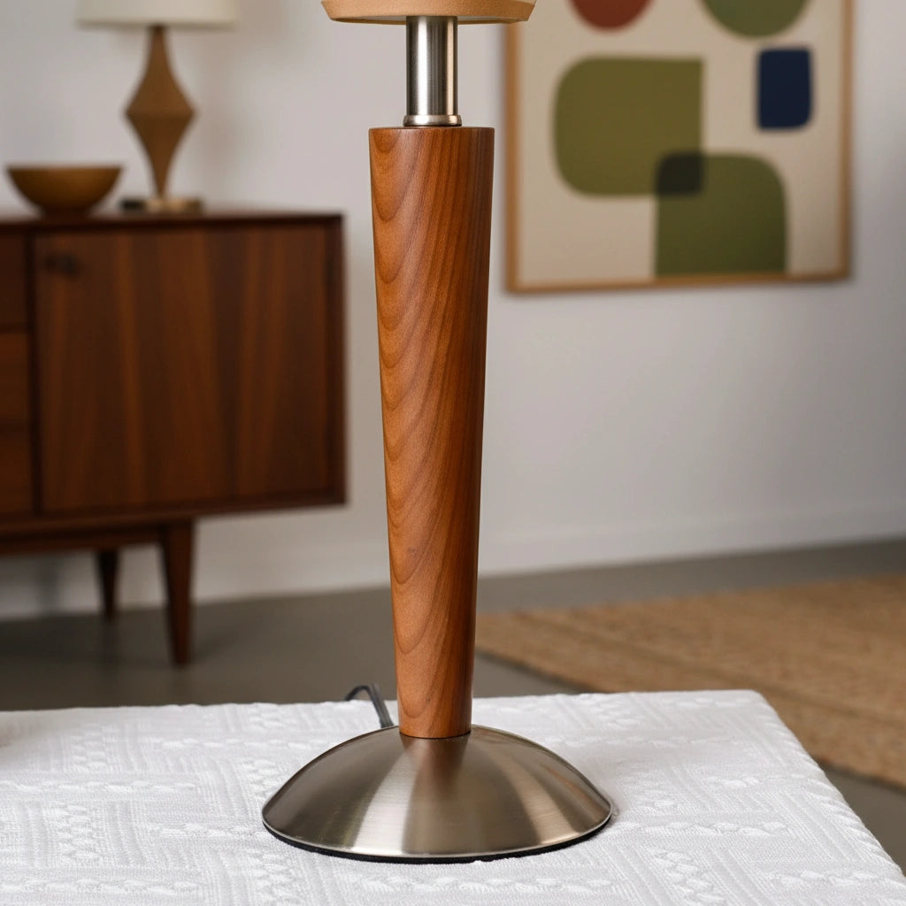Lampe_de_Table_Mid-Century_en_Bois_et_Tissu___TALONWOOD_Beige_Noyer-zoom-sur-un-dtail.webp
