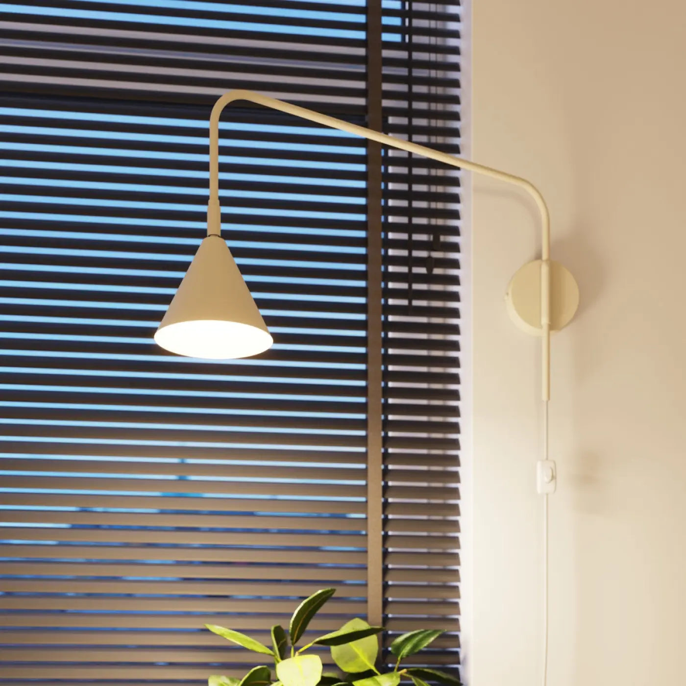 Applique murale abat-jour conique beige en acier industriel — vue 12