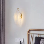 Applique murale art déco à plumes blanches et métal — vue 1