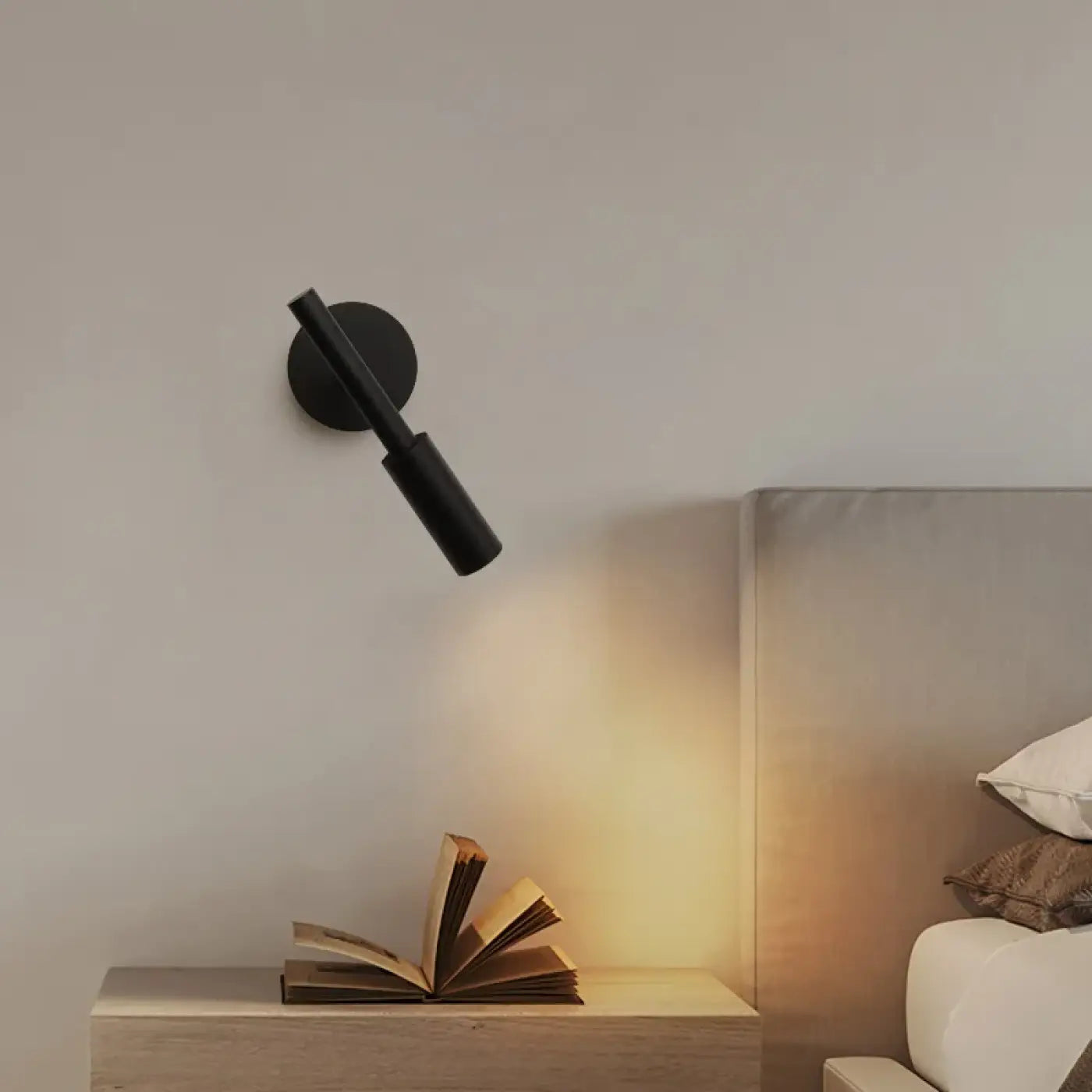 Applique murale art déco en aluminium noir et doré — vue 1