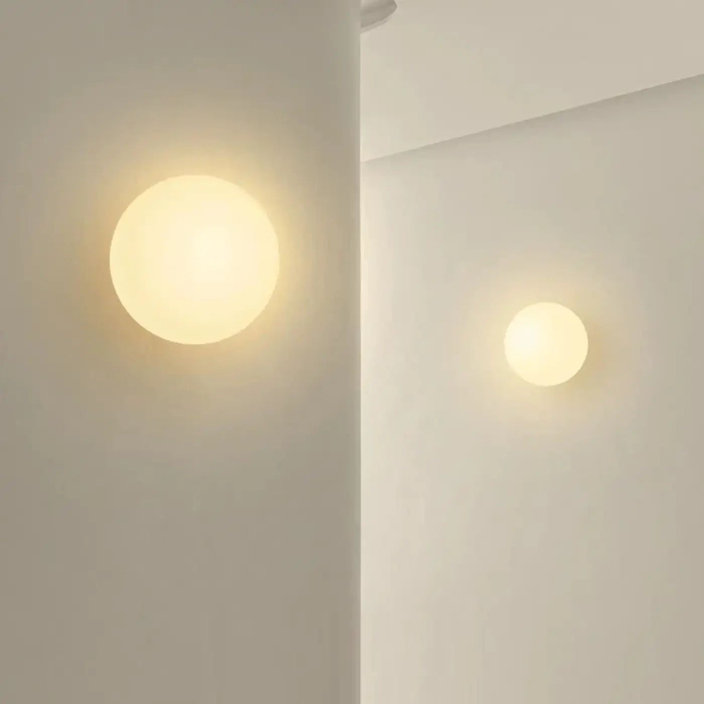 Applique murale boule en verre blanc dépoli pour chambre — vue 2