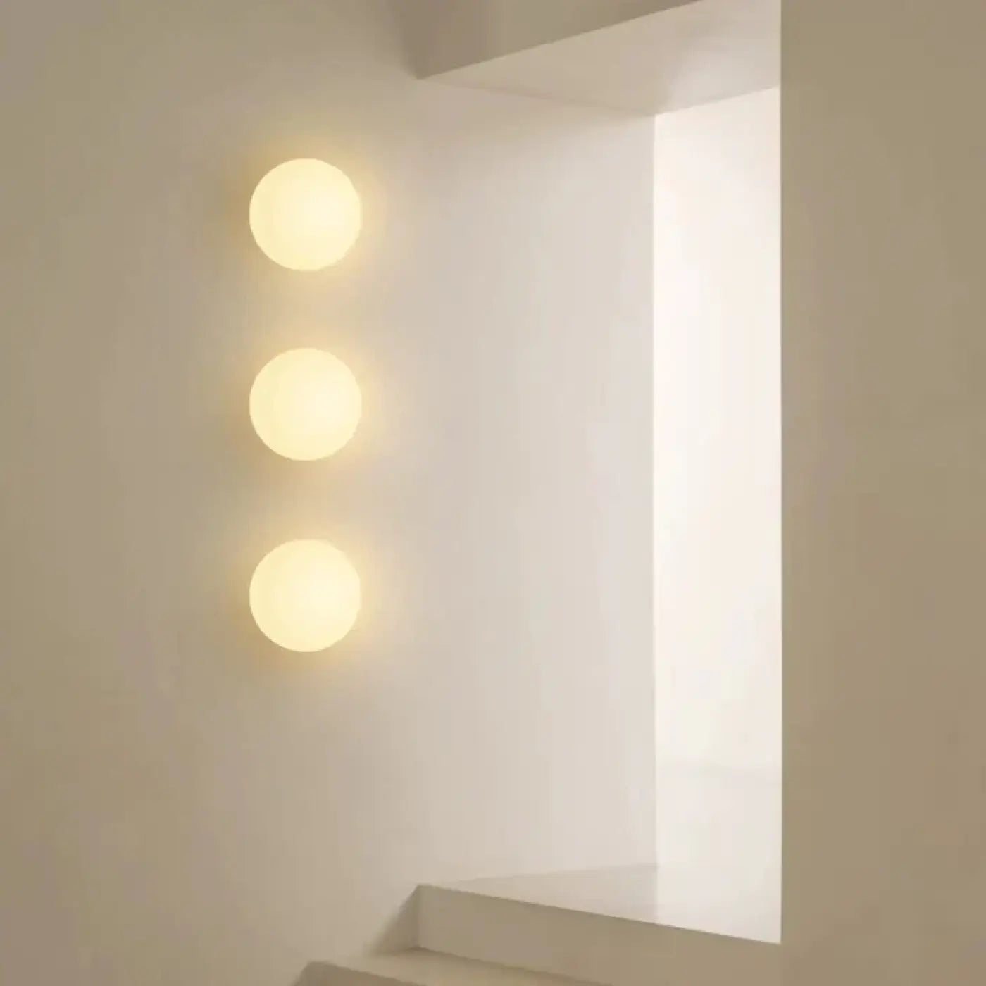 Applique murale boule en verre blanc dépoli pour chambre — vue 3