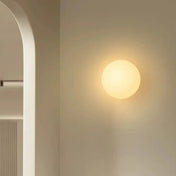 Applique murale boule en verre blanc dépoli pour chambre — vue 4
