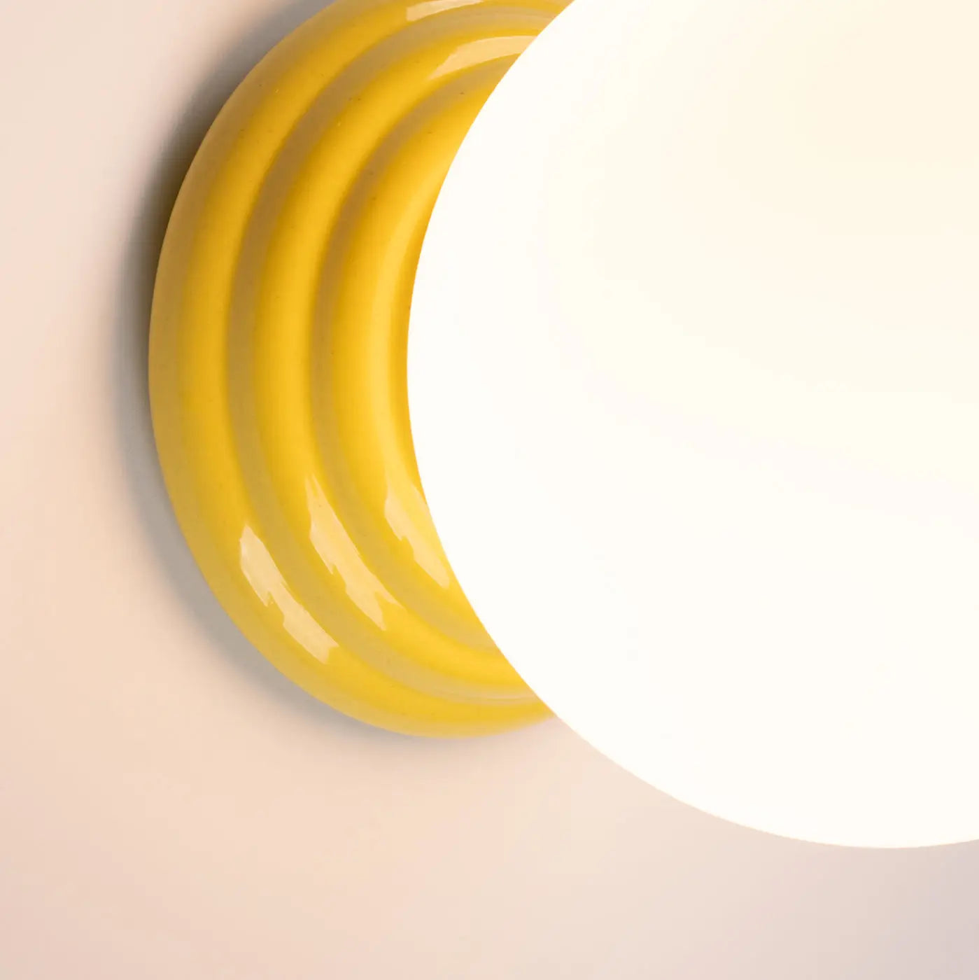 Applique murale boule opaline jaune céramique IP44 — vue 3