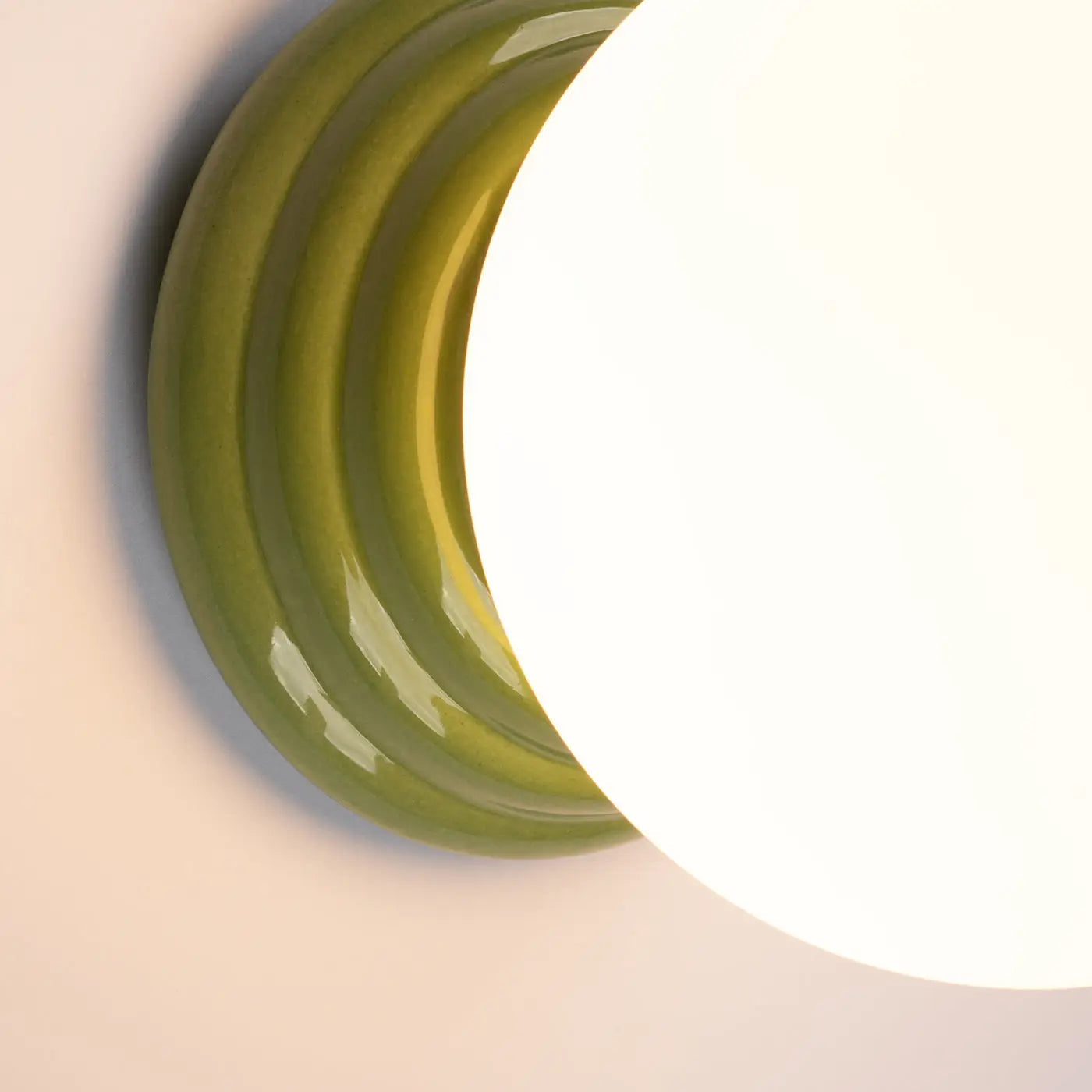 Applique murale céramique blanche boule opaline IP44 — vue 3