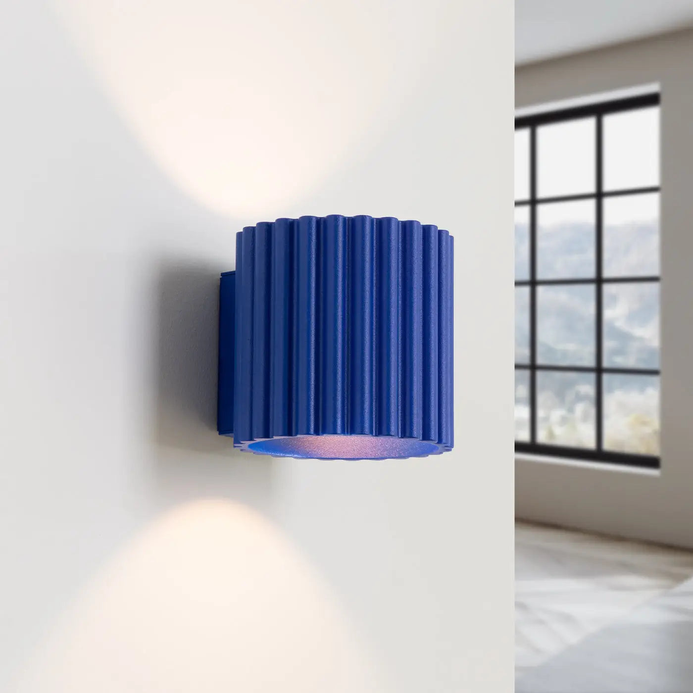 Applique murale cylindrique cannelée ultramarine aluminium — vue 1