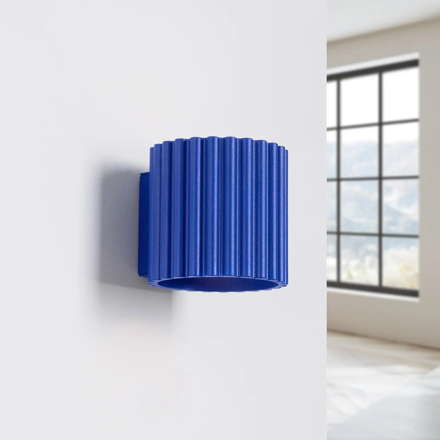 Applique murale cylindrique cannelée ultramarine aluminium — vue 2