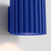 Applique murale cylindrique cannelée ultramarine aluminium — vue 3