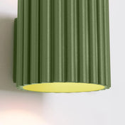 Applique murale cylindrique cannelée vert olive en aluminium — vue 3