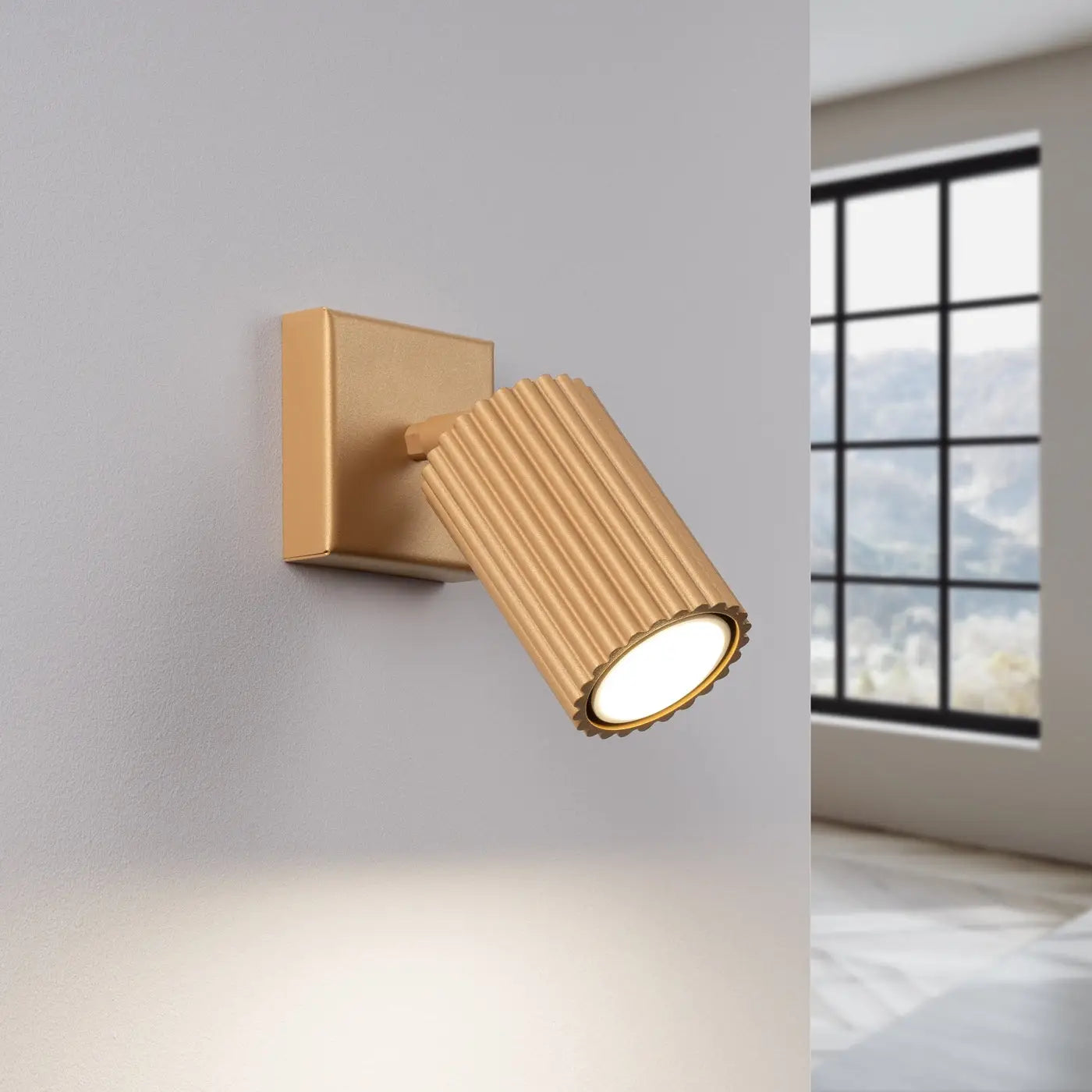 Applique murale cylindrique striée dorée en aluminium GU10 — vue 1