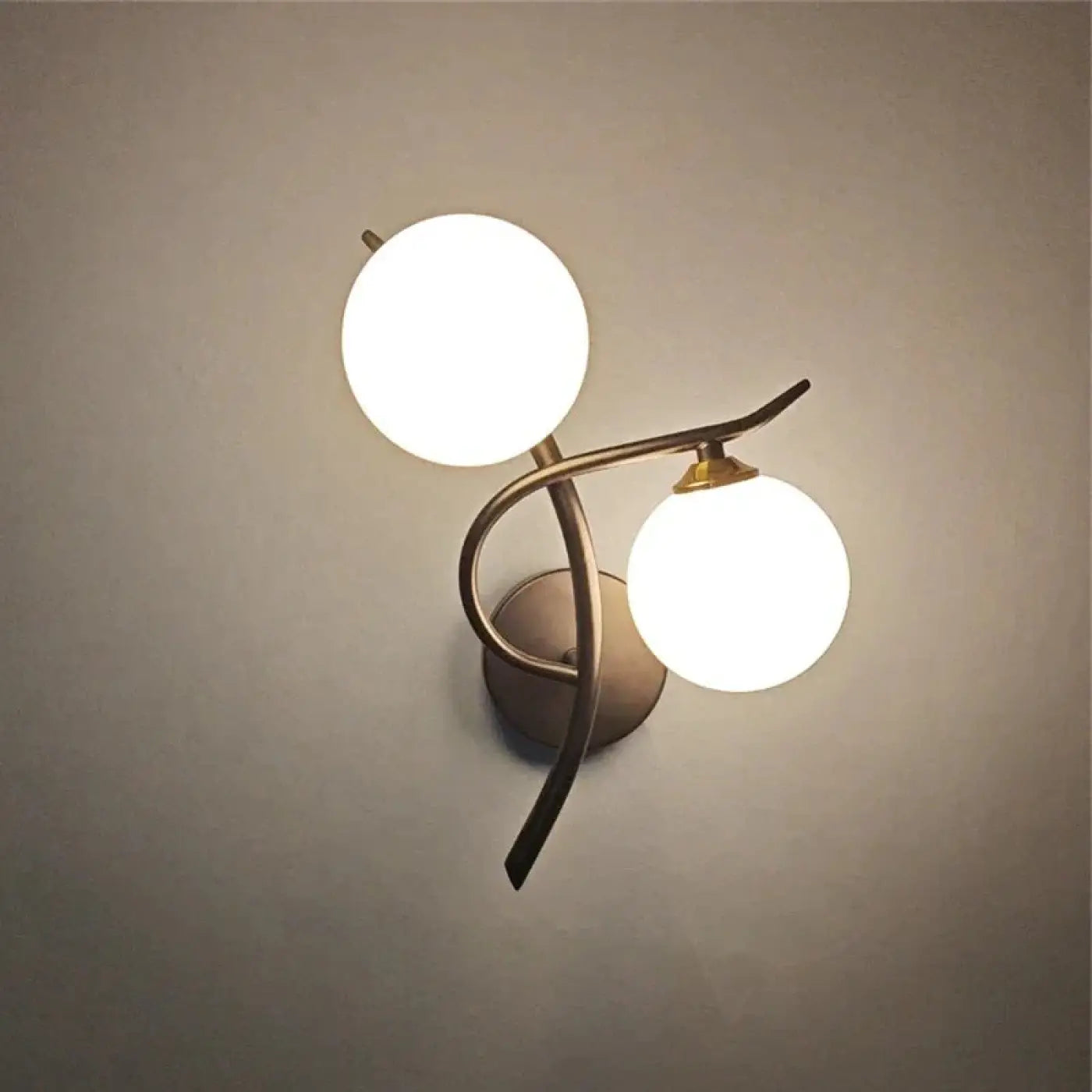 Applique murale dorée à deux globes en verre IP65 — vue 3