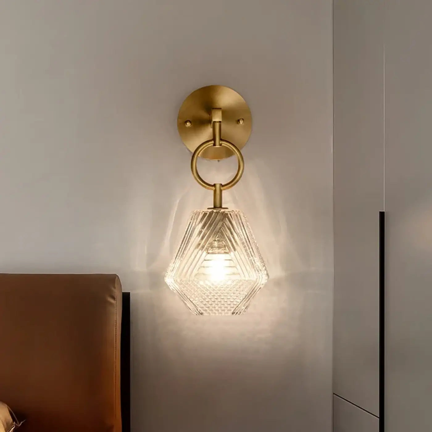 Applique murale dorée en verre suspendue par une chaîne — vue 2