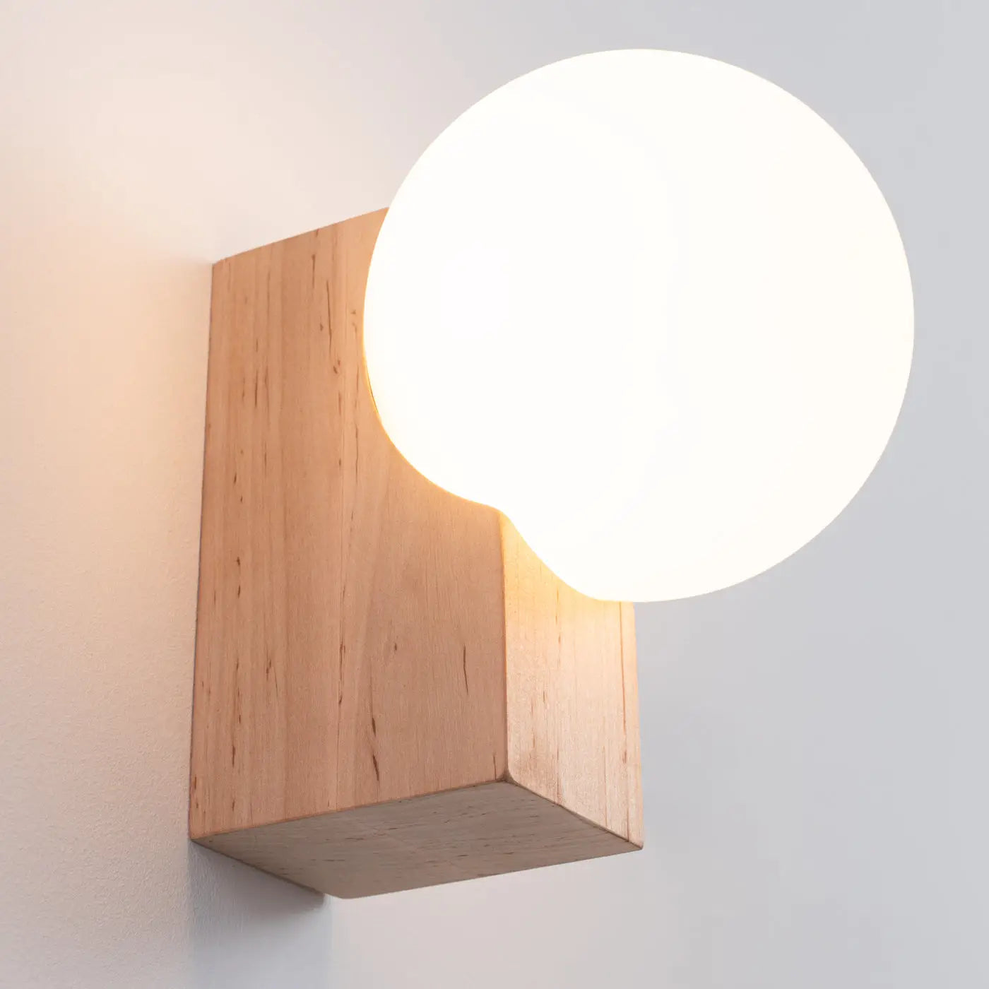 Applique murale en bois naturel avec globe LED design — vue 3