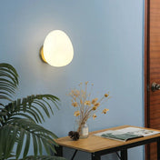 Applique murale en verre blanc opalin forme galet — vue 1