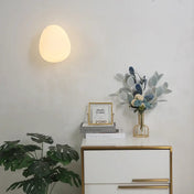 Applique murale en verre blanc opalin forme galet — vue 2