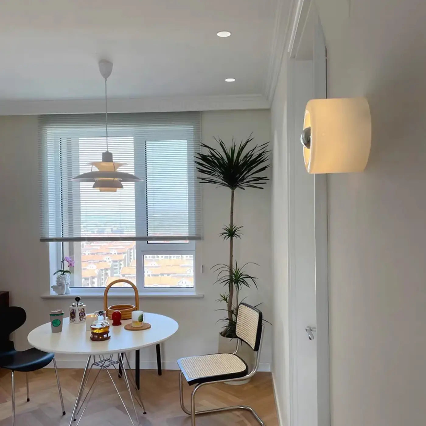 Applique murale en verre orange et blanc pour couloir — vue 3