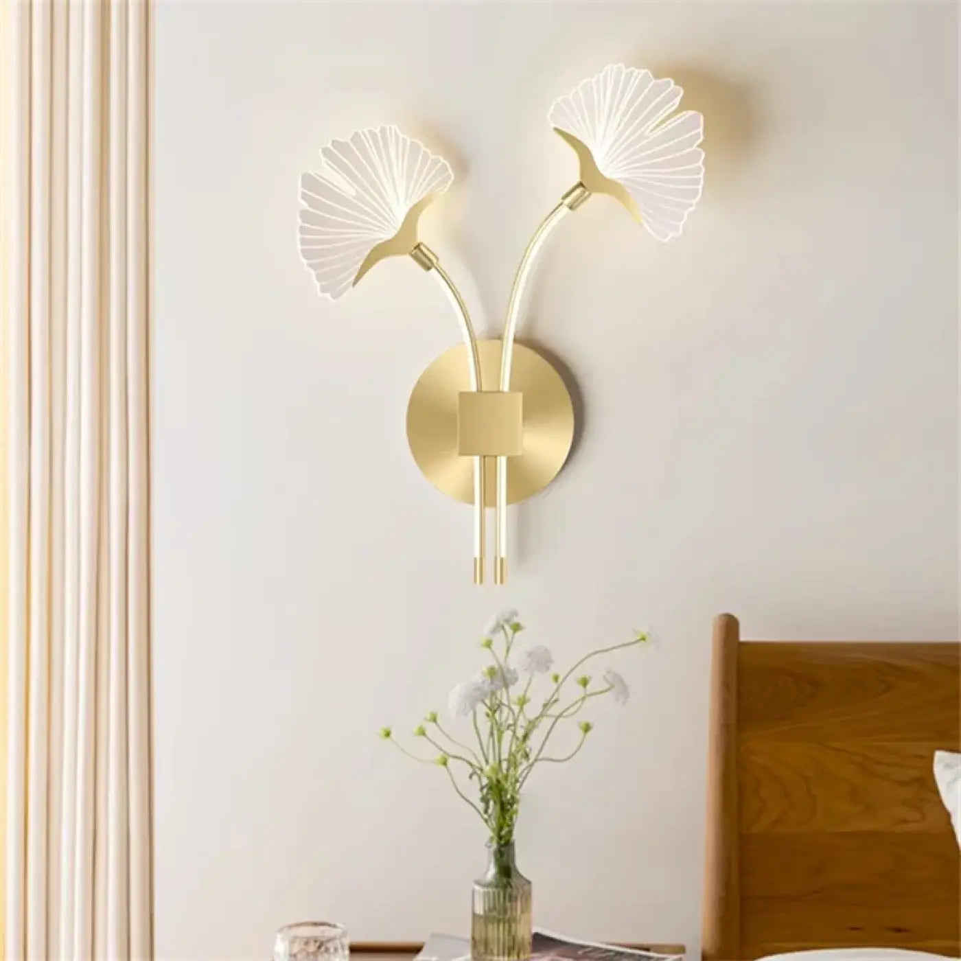 Applique murale fleur art déco dorée à deux lumières — vue 1