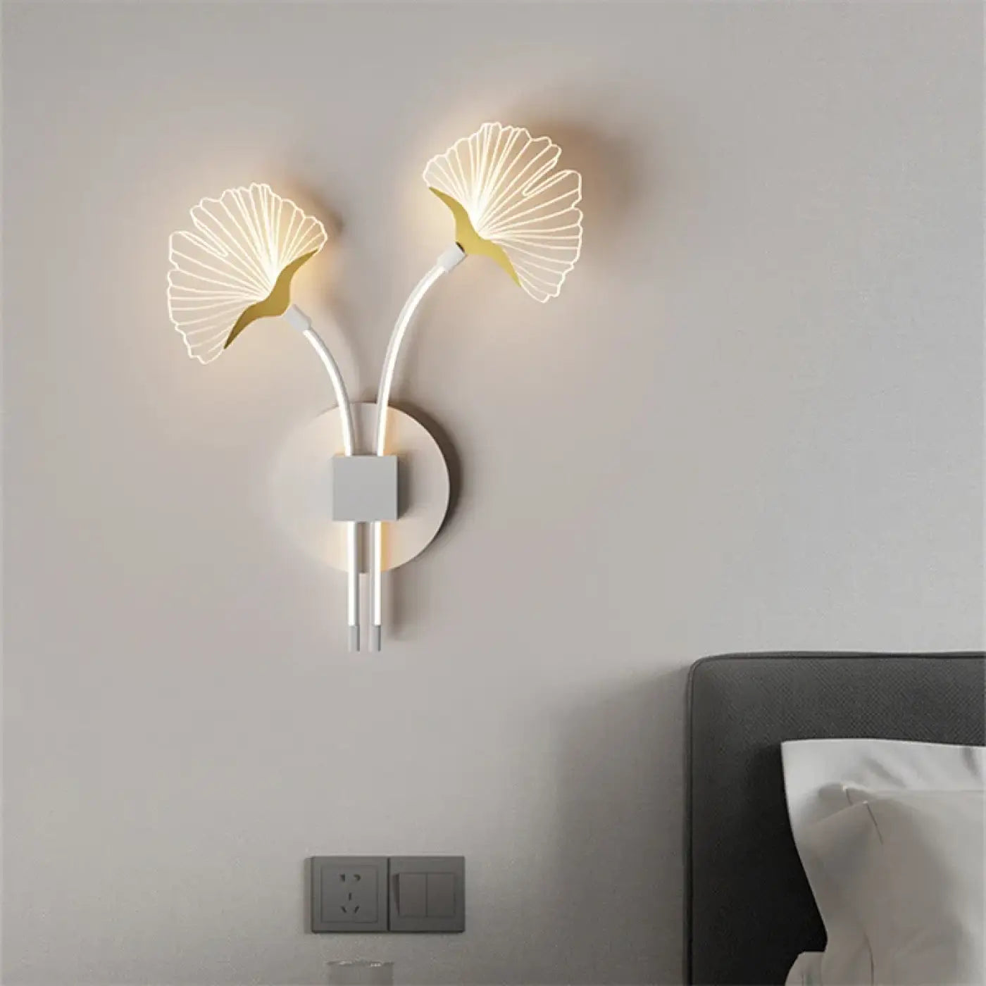 Applique murale fleur art déco dorée à deux lumières — vue 5