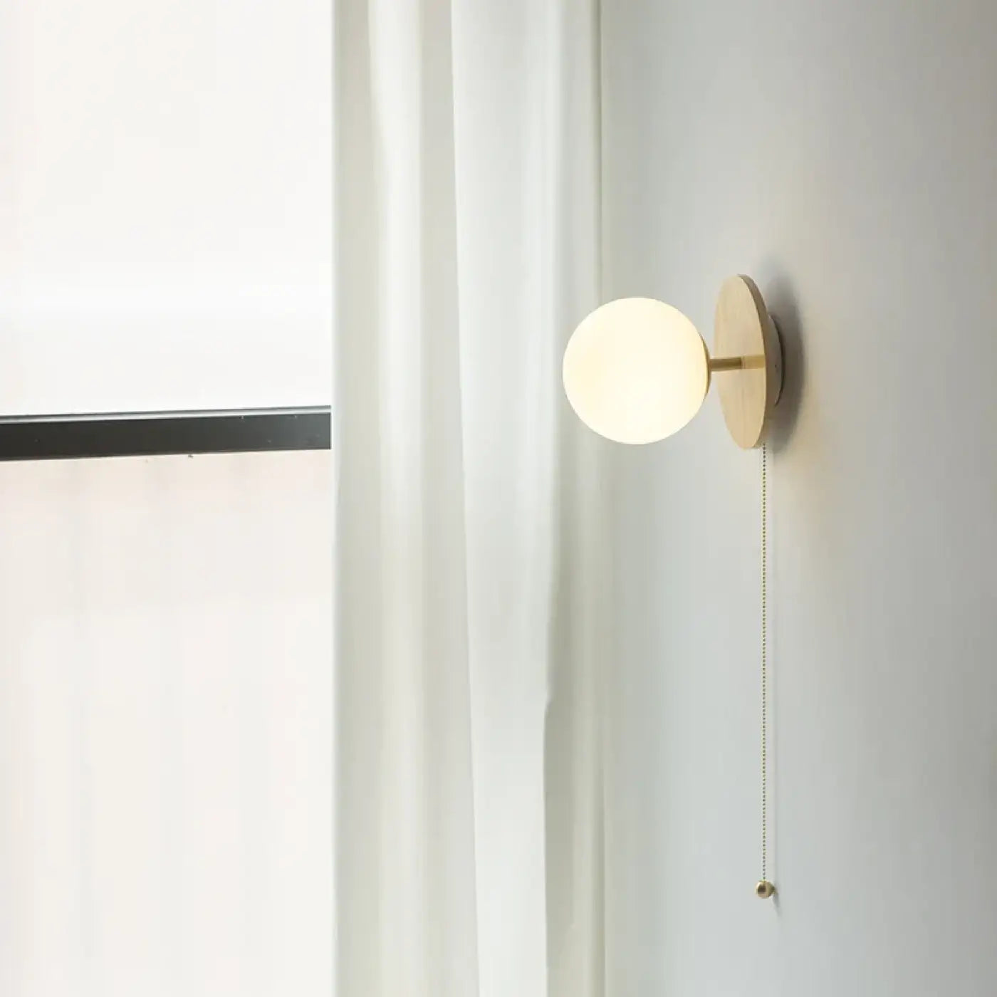 Applique murale globe blanc et bois style scandinave — vue 1