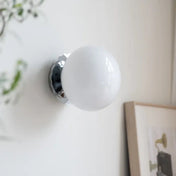 Applique murale globe en verre et métal beige ou blanc — vue 1