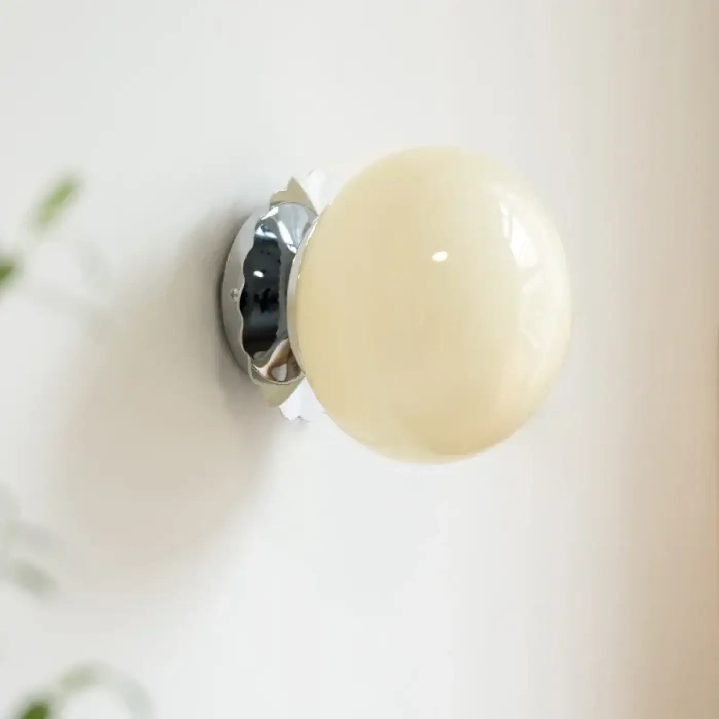 Applique murale globe en verre et métal beige ou blanc — vue 2