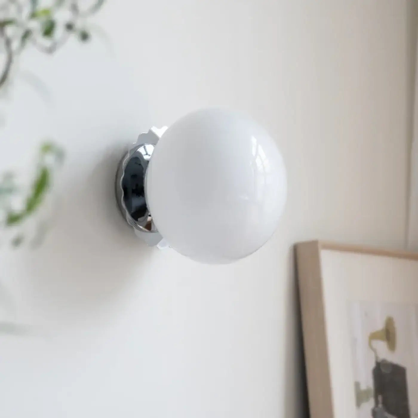 Applique murale globe en verre et métal beige ou blanc — vue 4