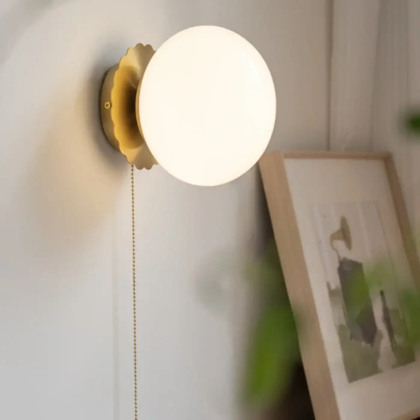 Applique murale globe en verre et métal beige ou blanc — vue 5
