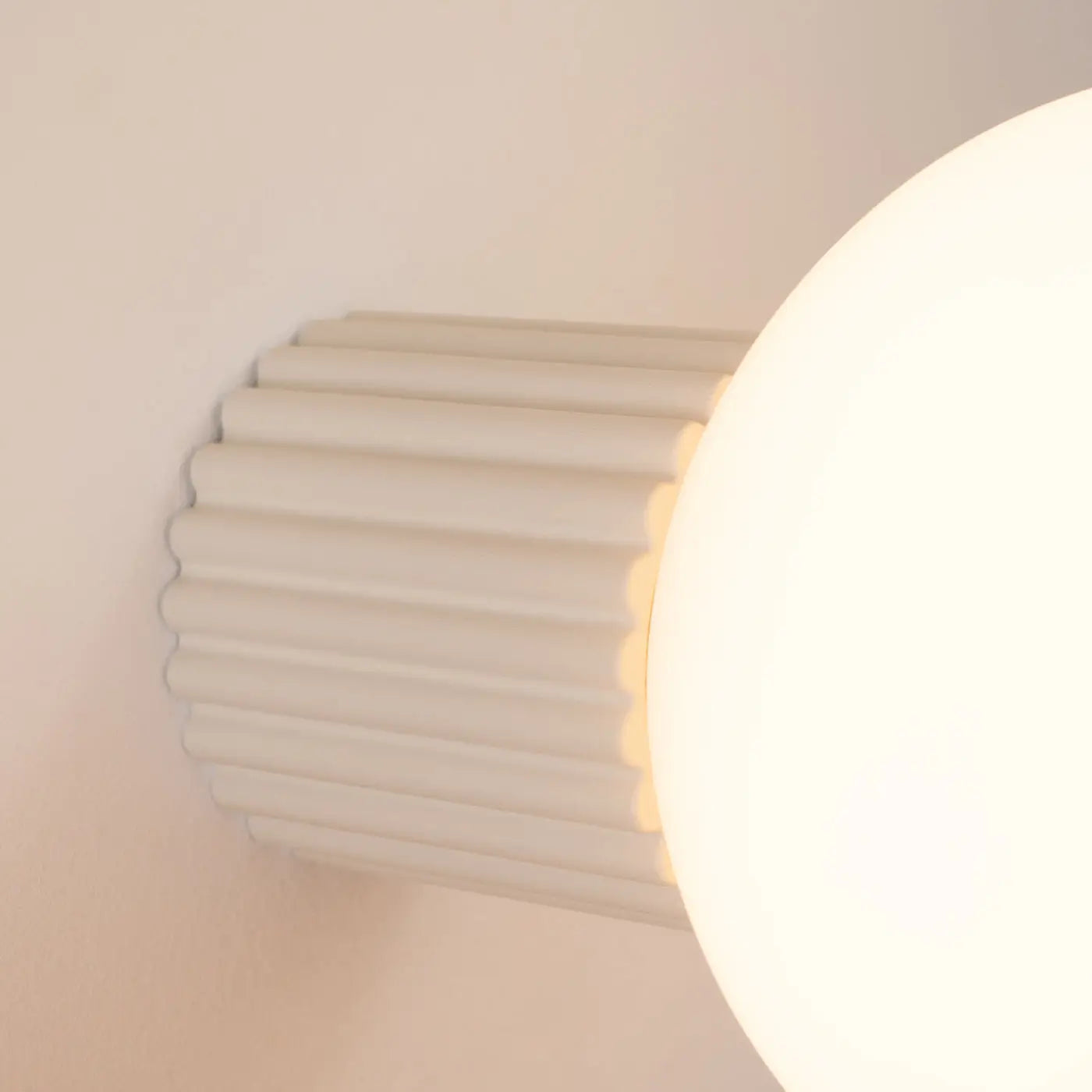 Applique murale globe opalin beige acrylique minimaliste — vue 6