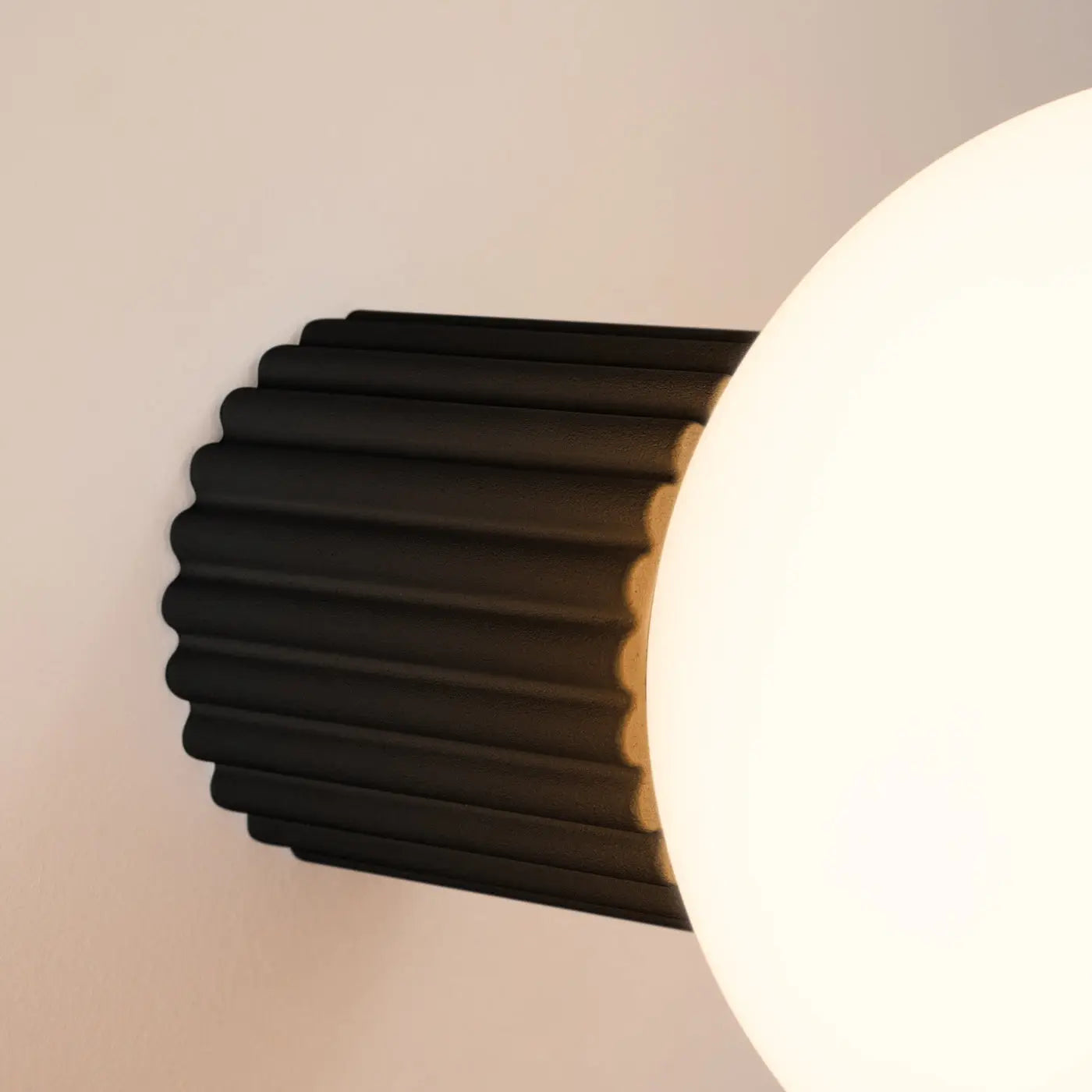 Applique murale globe opalin noir IP44 blanc chaud 3000K — vue 6
