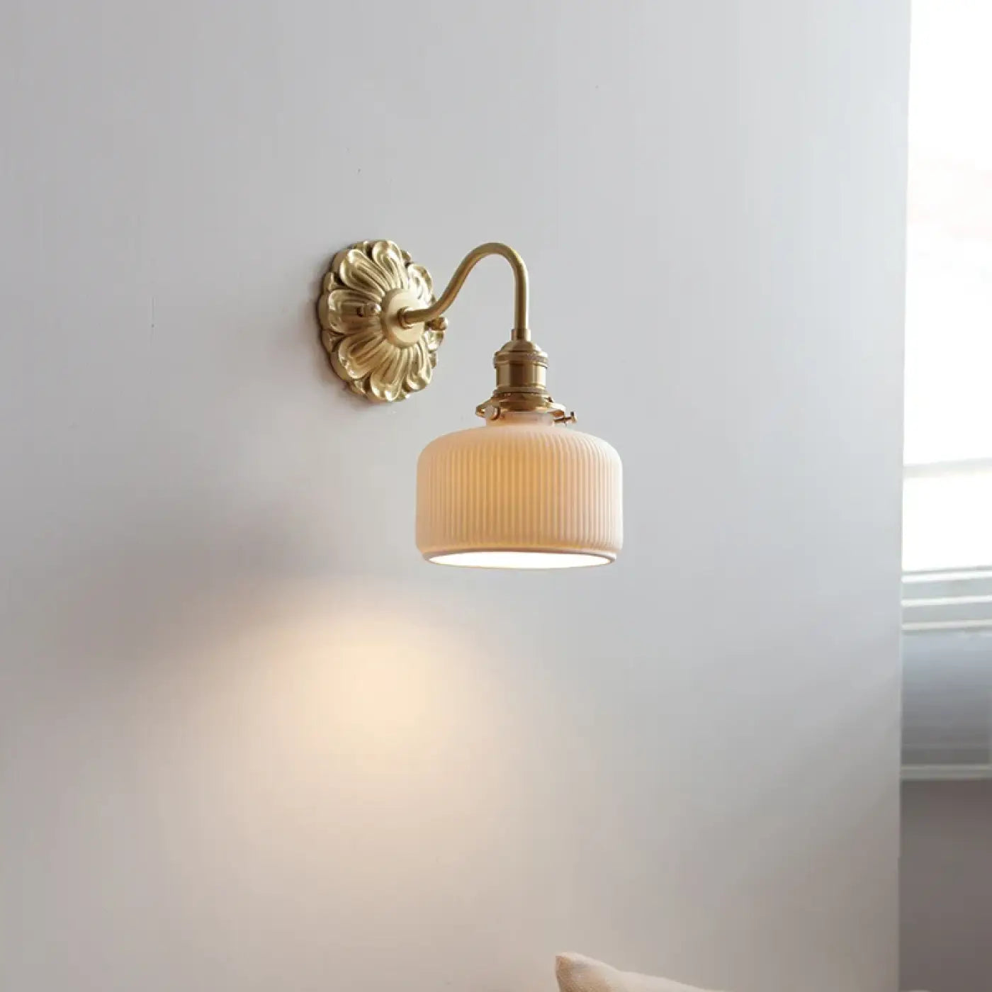 Applique murale LED acrylique blanc et doré culot E27 — vue 1