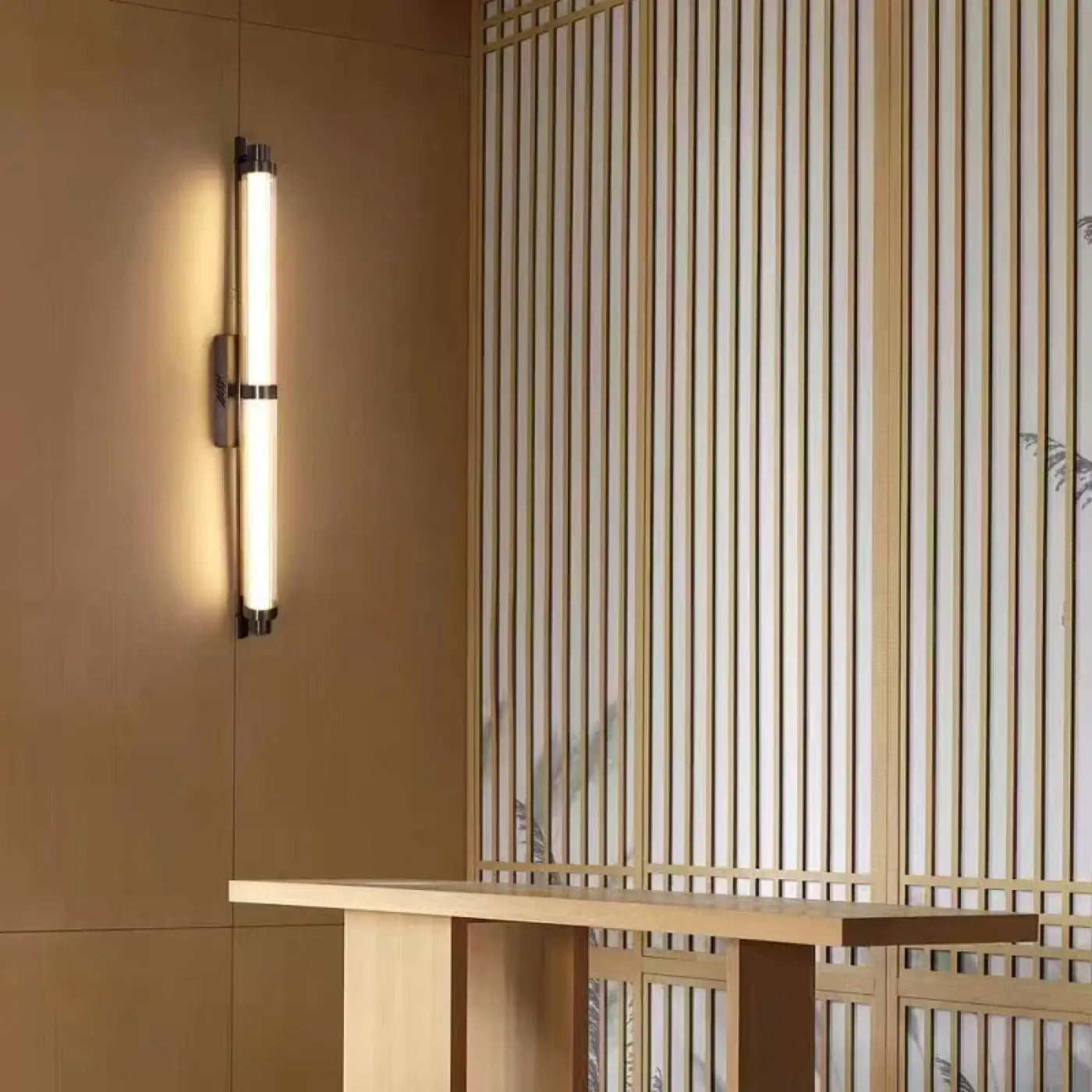 Applique murale LED acrylique noire ou dorée verticale — vue 1