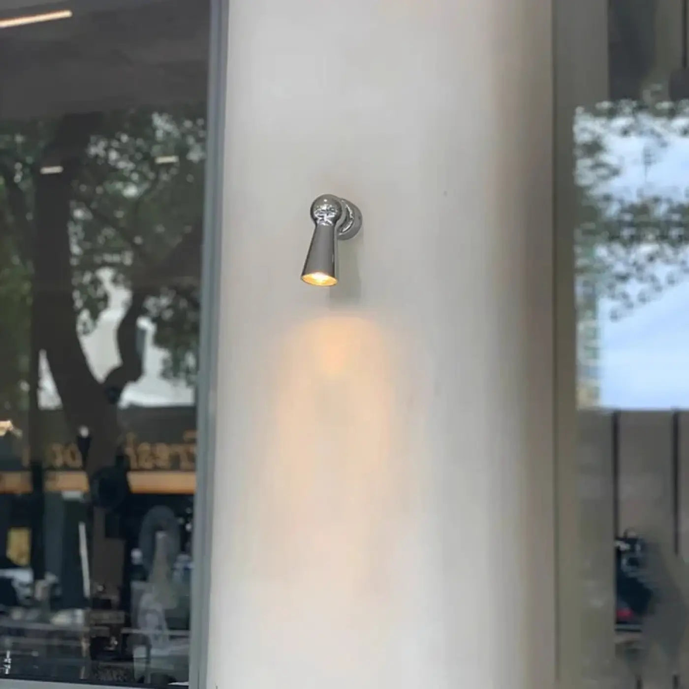 Applique murale LED aluminium argenté finition chromée — vue 2