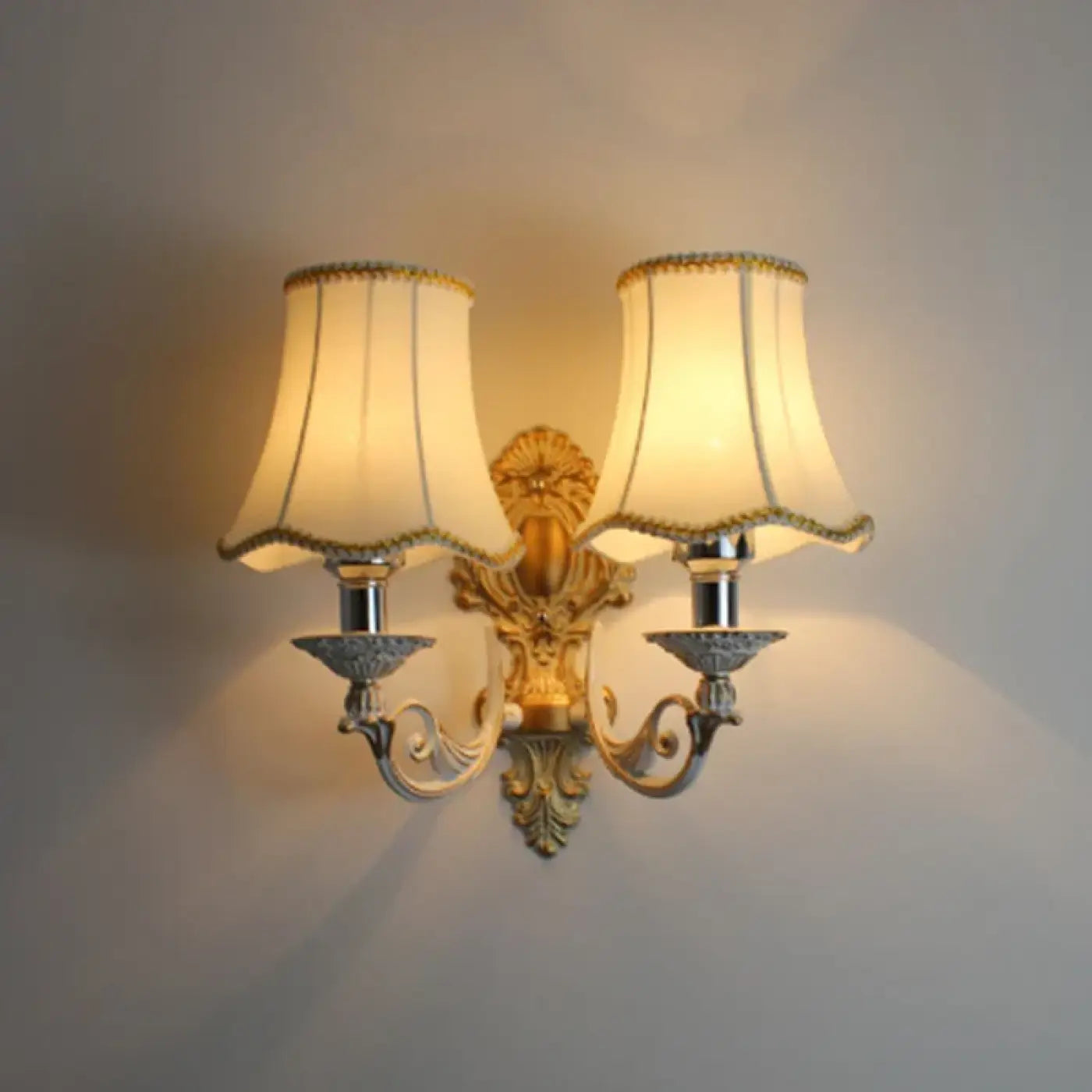 Applique murale LED art déco tissu blanc et métal doré — vue 2