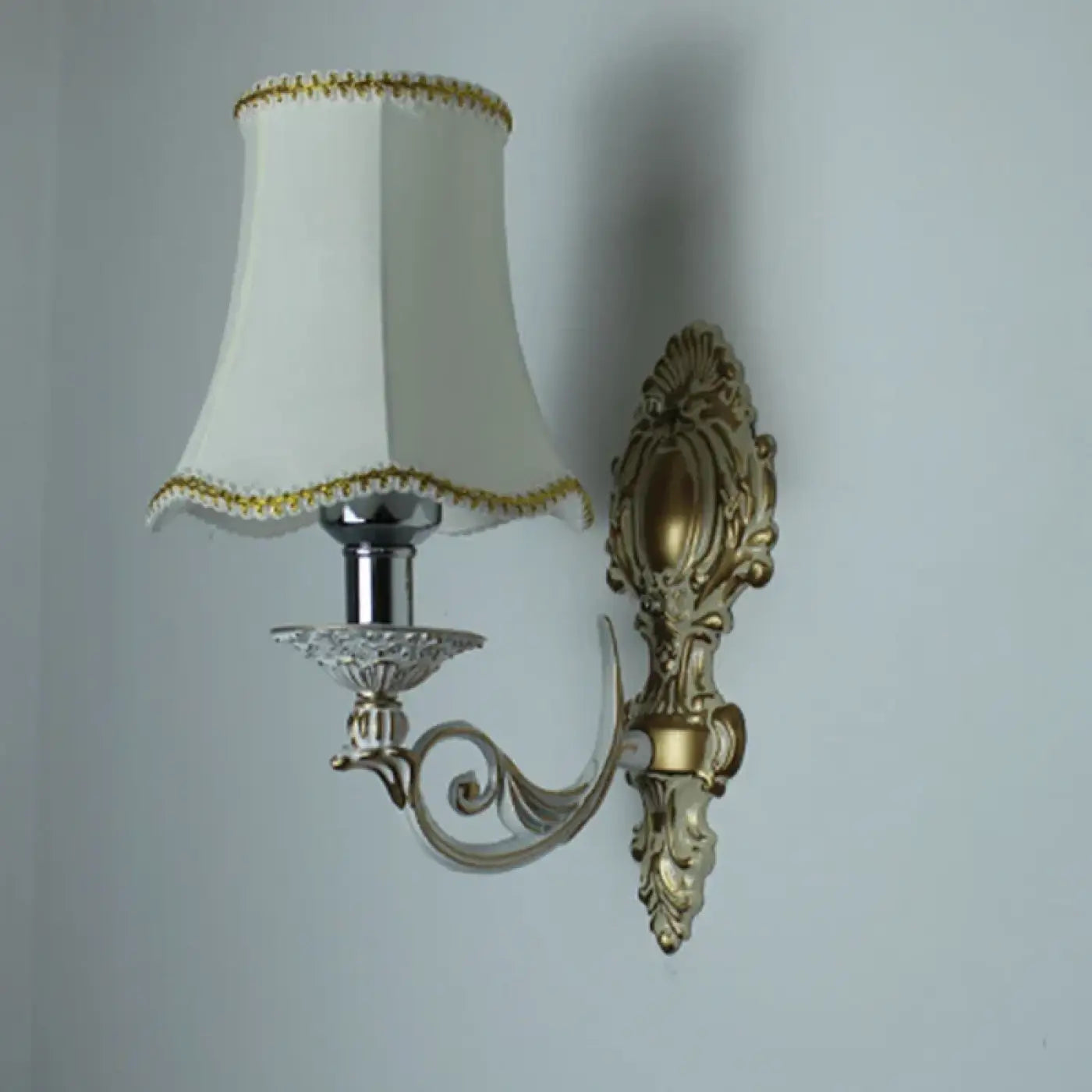 Applique murale LED art déco tissu blanc et métal doré — vue 3