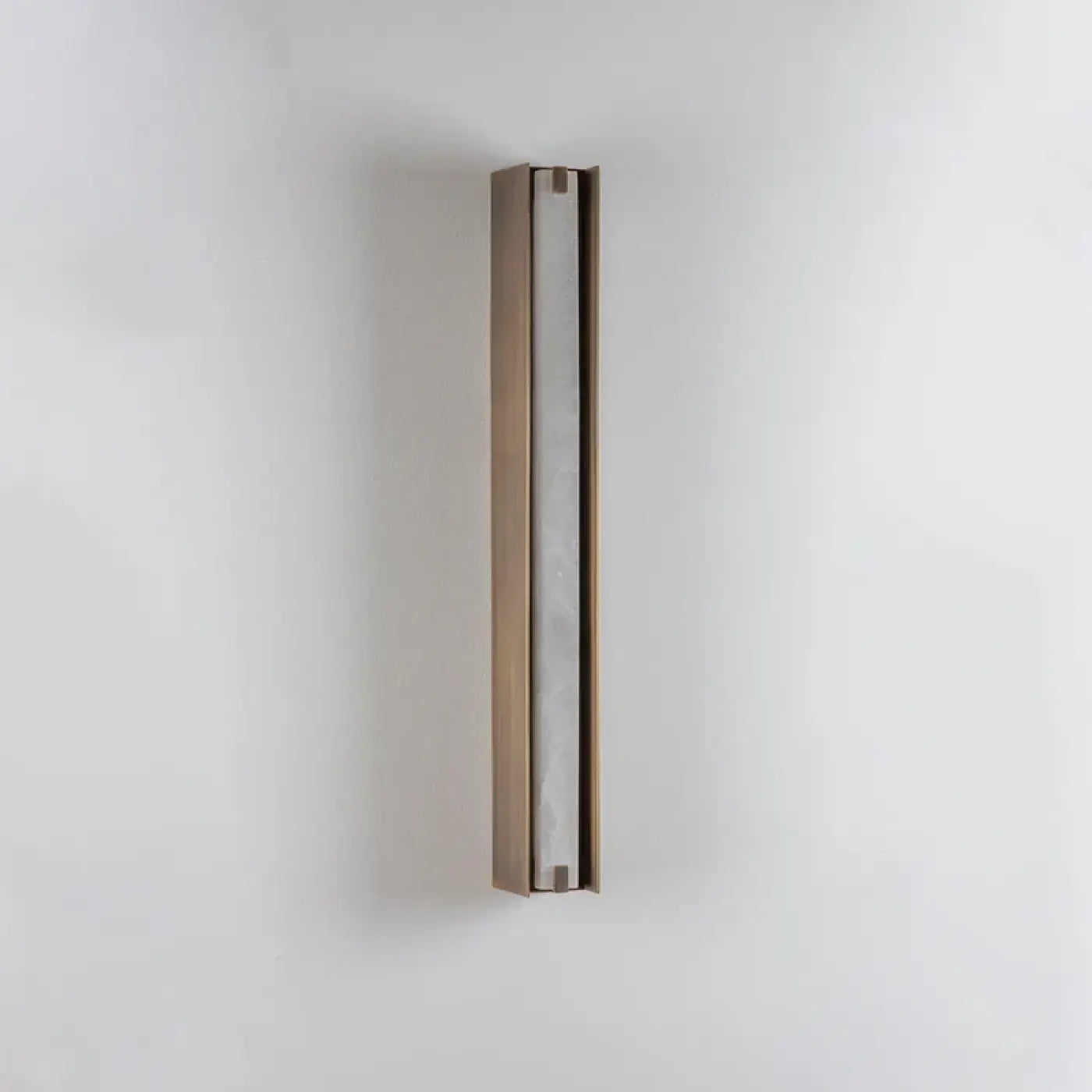 Applique murale LED barre linéaire dorée métal et acrylique — vue 4