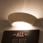 Applique murale LED blanche courbée en céramique et verre — vue 3