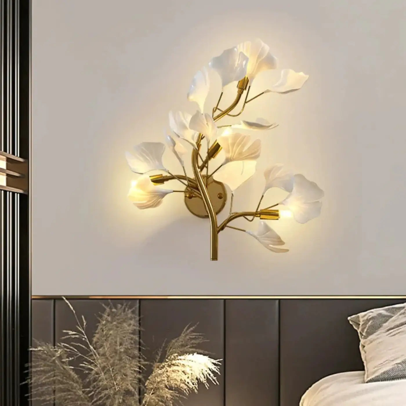 Applique murale LED blanche et dorée en acrylique et métal — vue 2