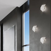 Applique murale LED blanche géométrique facettée en acier — vue 4