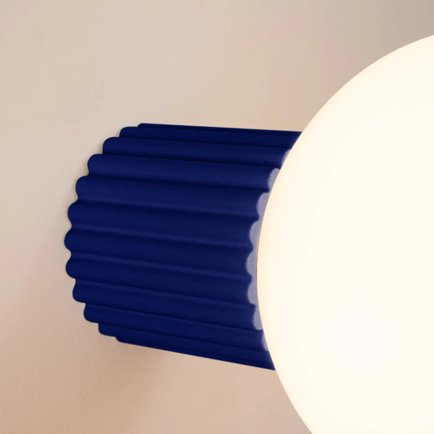 Applique murale LED bleu ultramarine globe opalin — vue 6