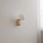 Applique murale LED bois clair et globe en verre opale — vue 2