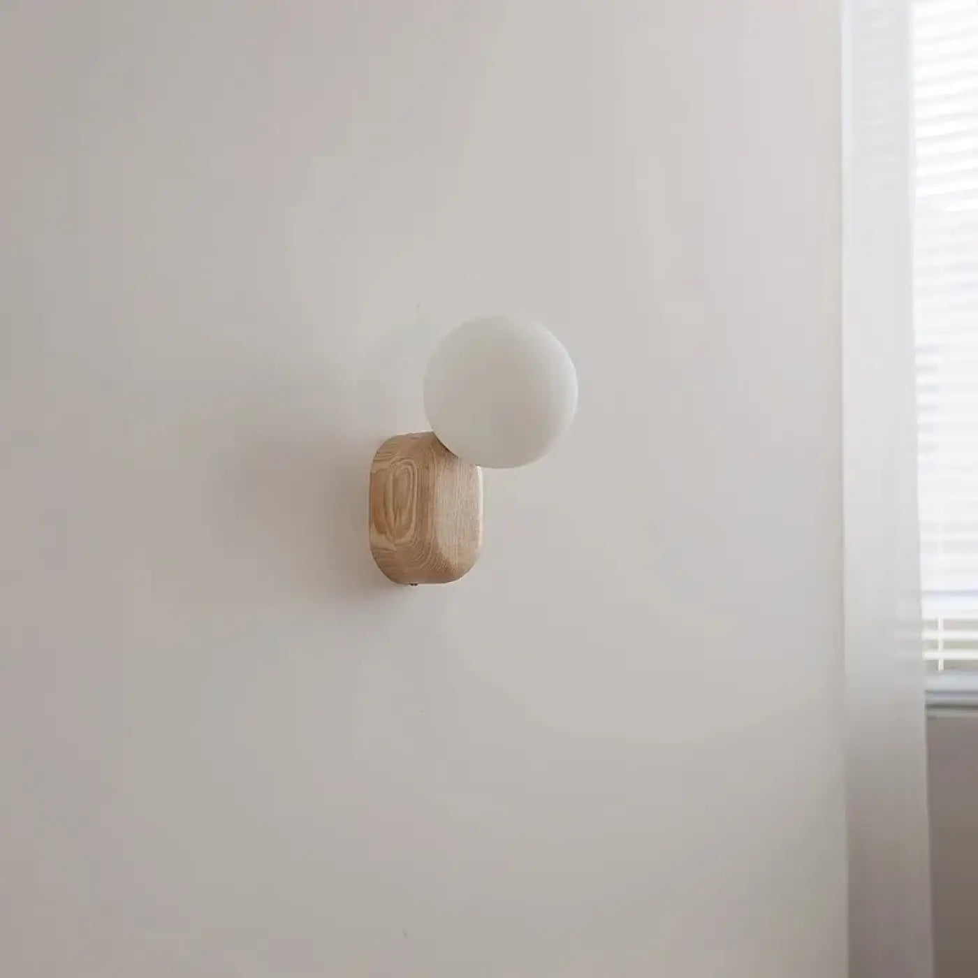 Applique murale LED bois clair et globe en verre opale — vue 2