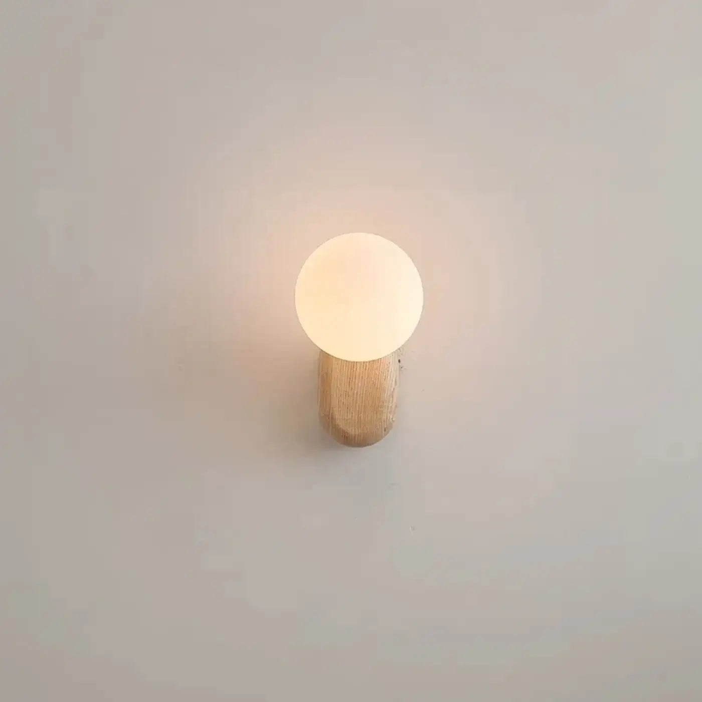Applique murale LED bois clair et globe en verre opale — vue 3