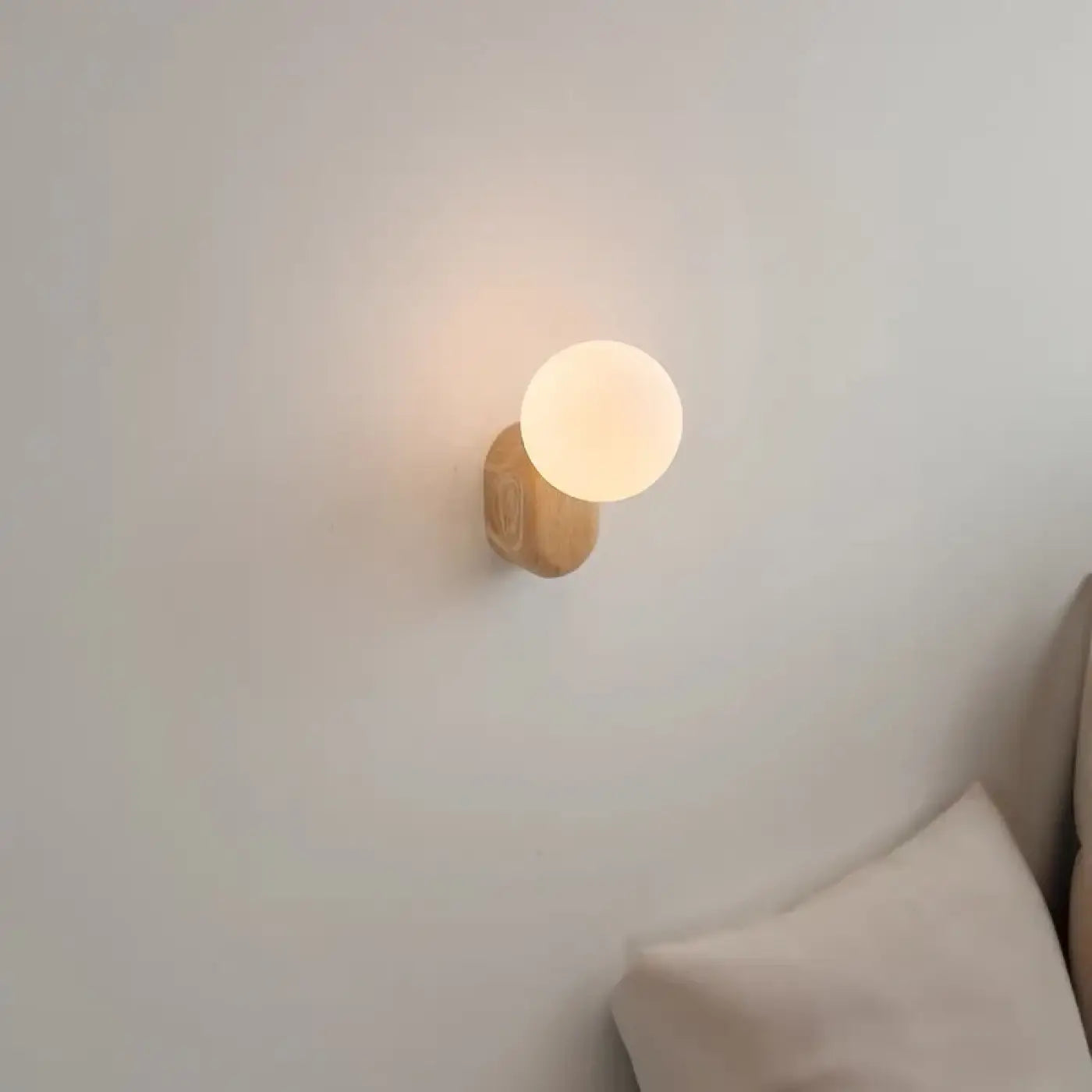 Applique murale LED bois clair et globe en verre opale — vue 5