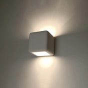 Applique murale LED cubique en céramique et verre blanche — vue 1