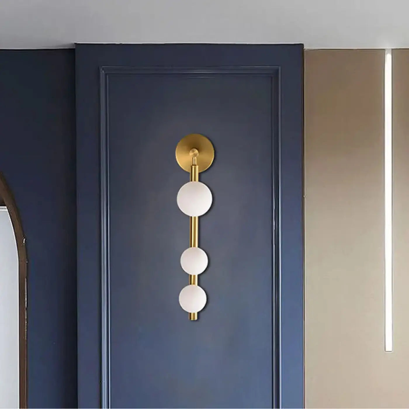 Applique murale LED dorée 3 globes en verre et métal noir — vue 1